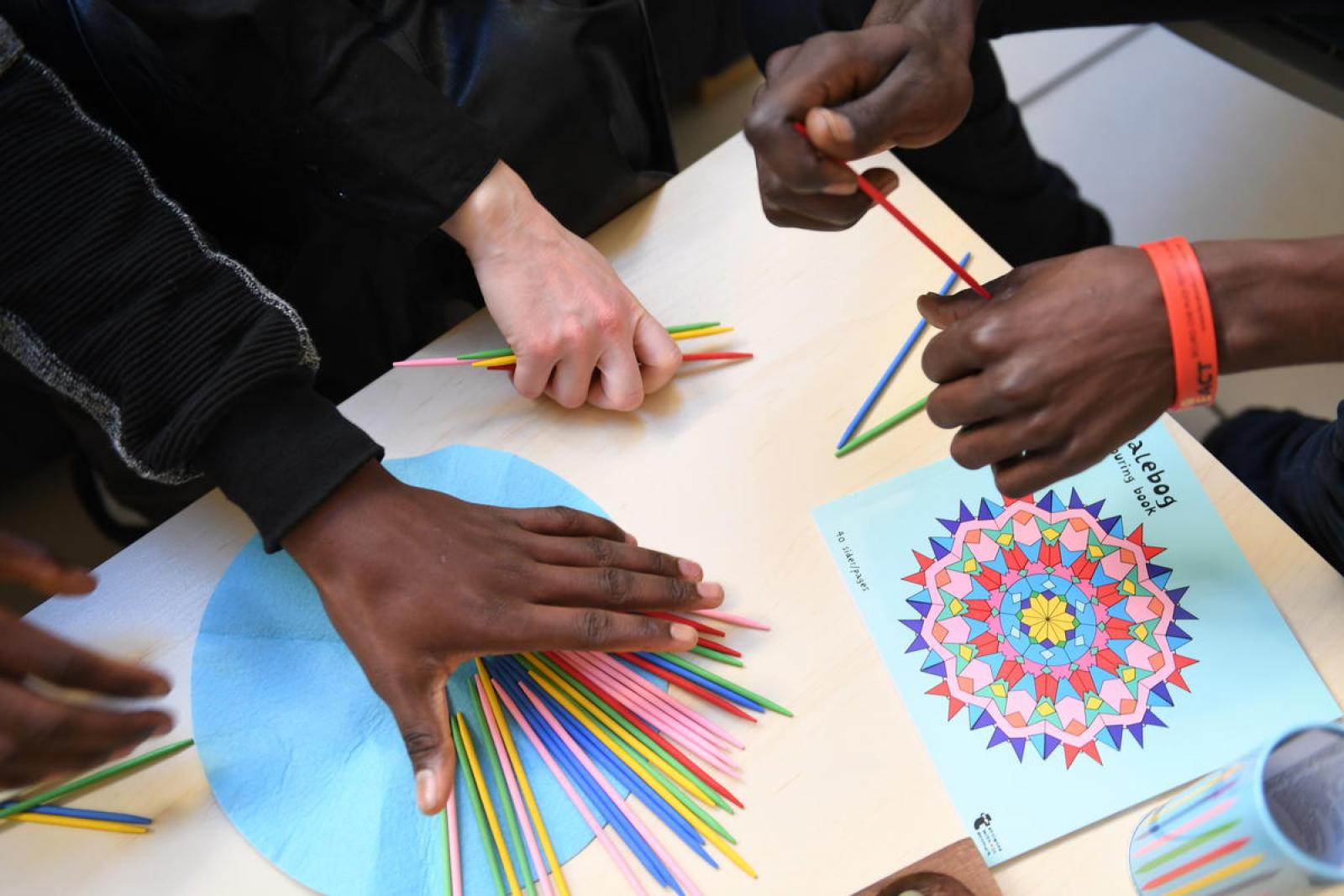 Ragazzi che colorano dei mandala 