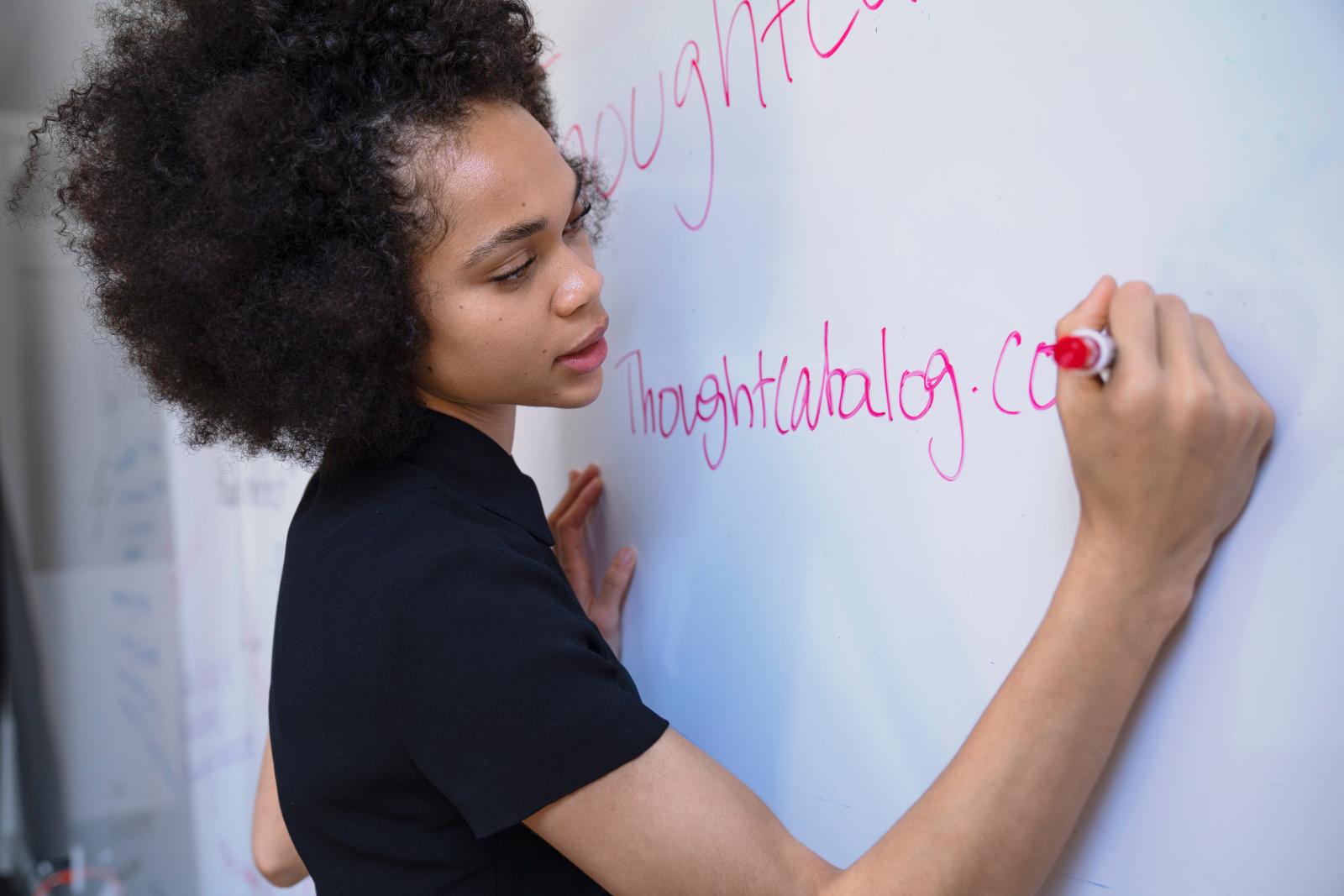 Una ragazza scrive alla lavagna