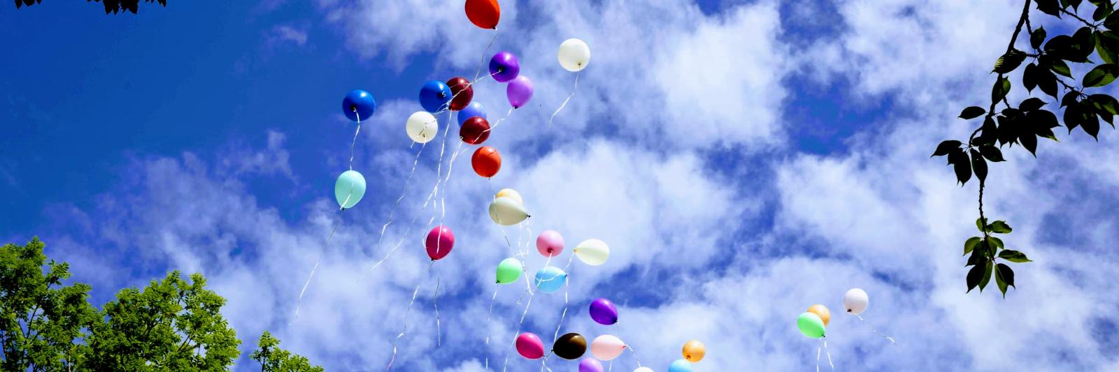 Palloncini colorati che volano nel cielo