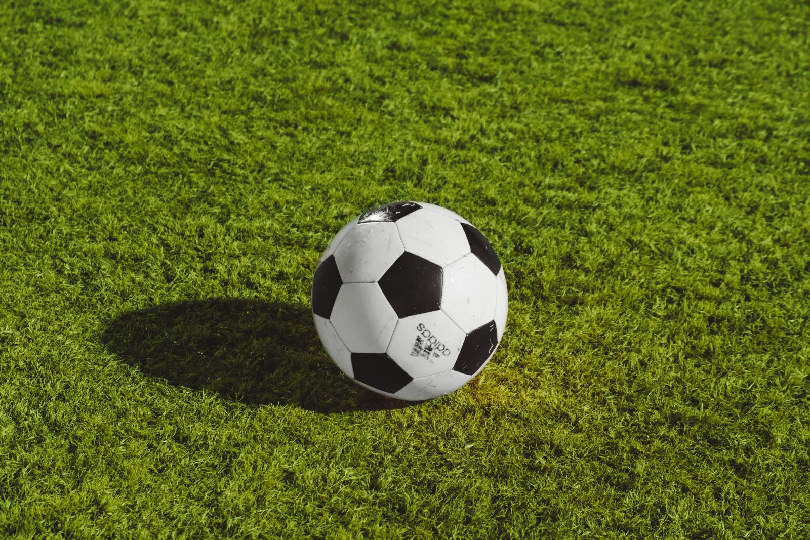 Pallone da calcio in mezzo ad un prato