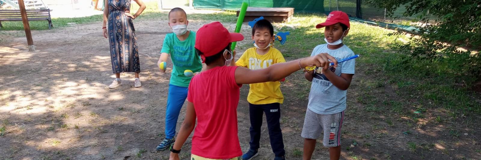 Bambini che giocano in giardino