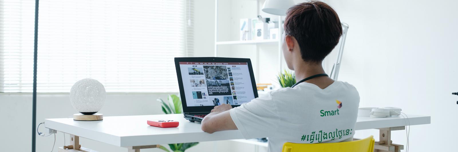 Ragazzo che studia davanti ad un computer nella sua stanza