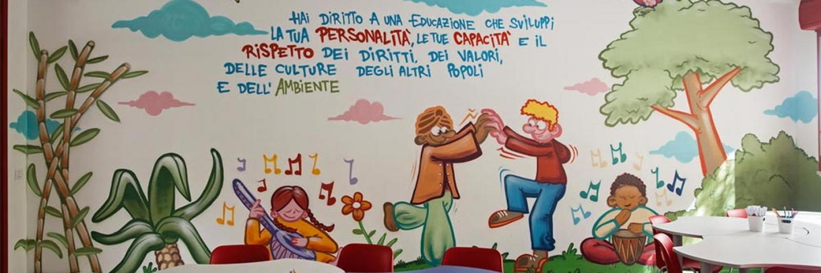 Aula scolastica con un murales sui diritti dell'infanzia