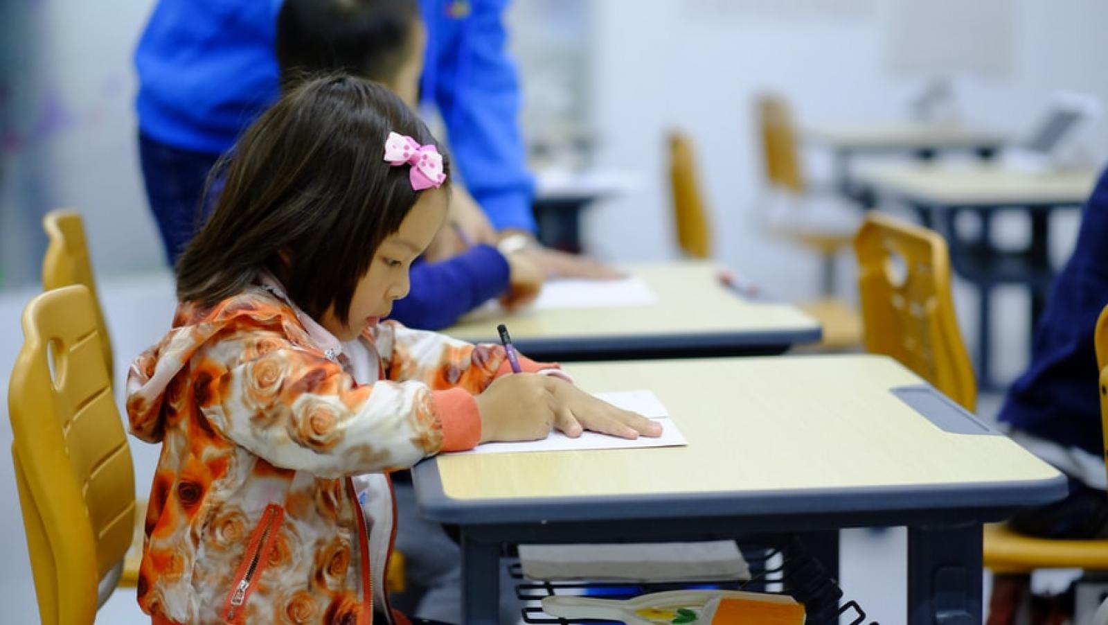 Bambina scrive a scuola