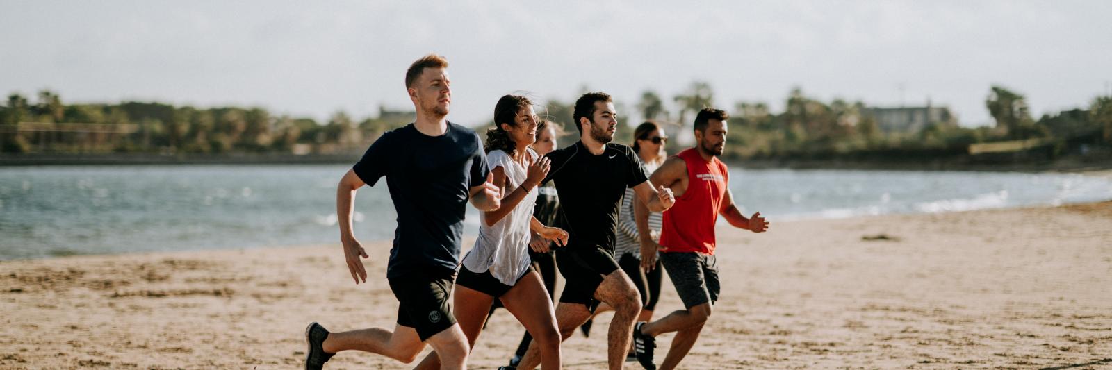 Ragazzi che corrono sulla spiaggia