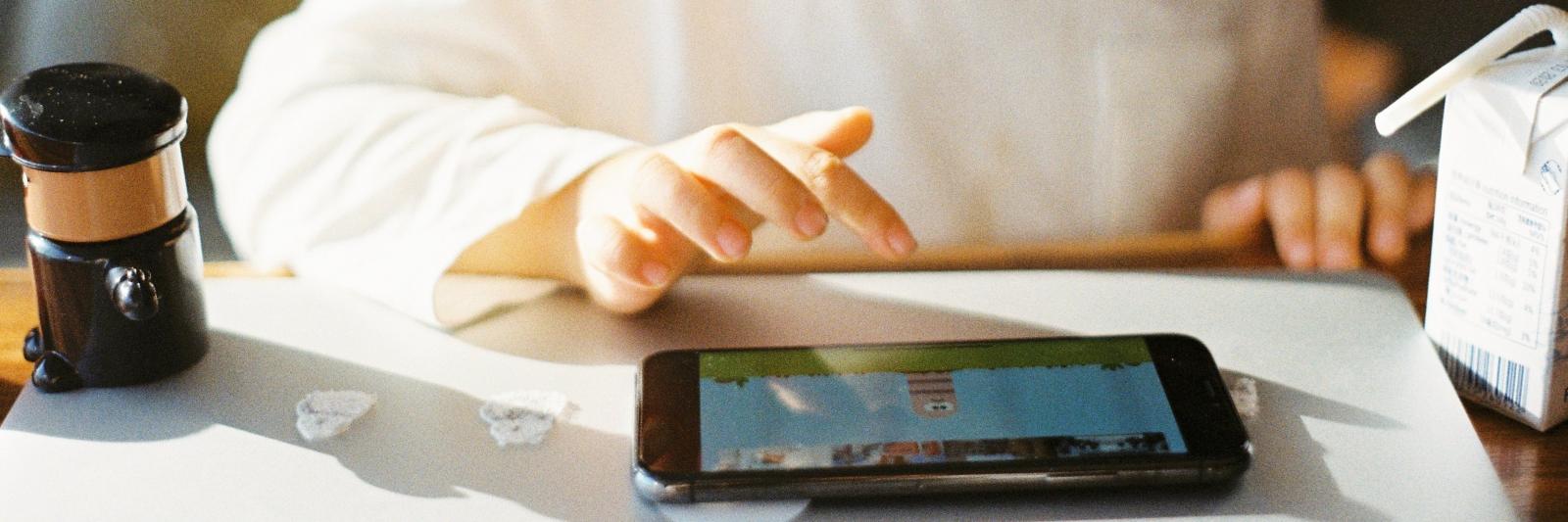 Bambina che gioca con uno smartphone