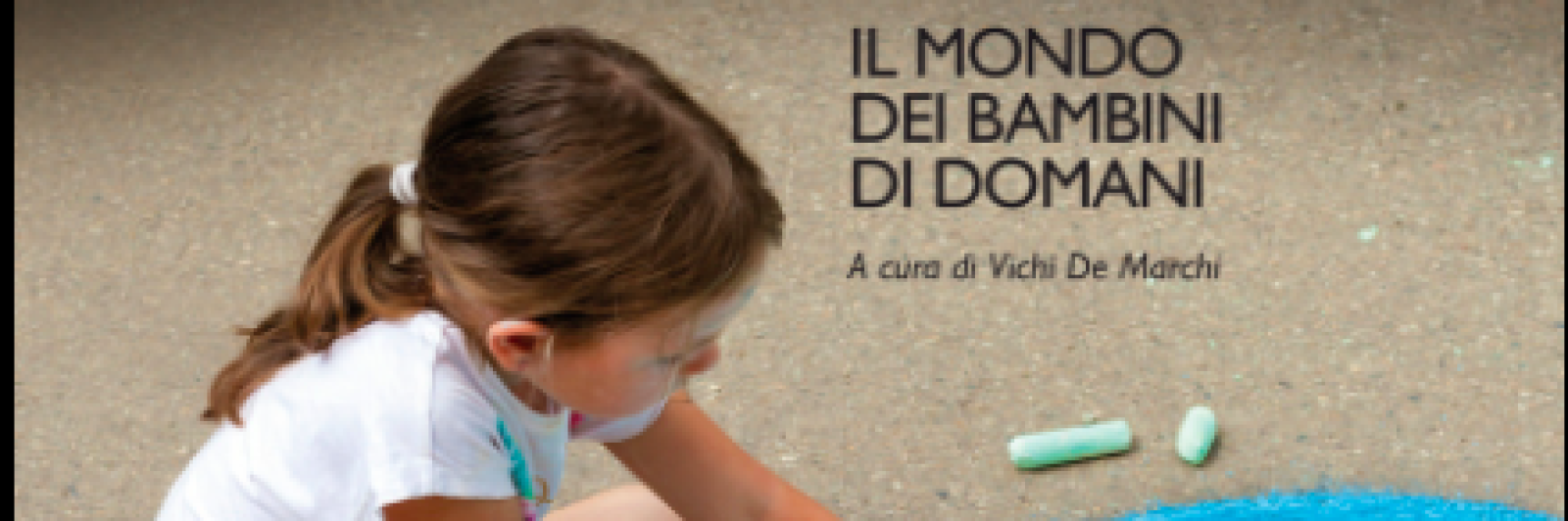 Bambina che disegna un mondo sull'asfalto