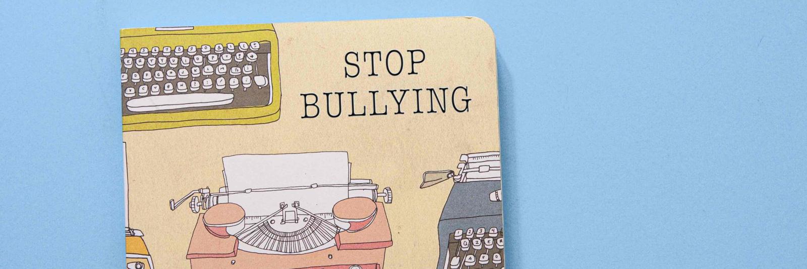 Copertina di un libro con la scritta "Stop bullyng".