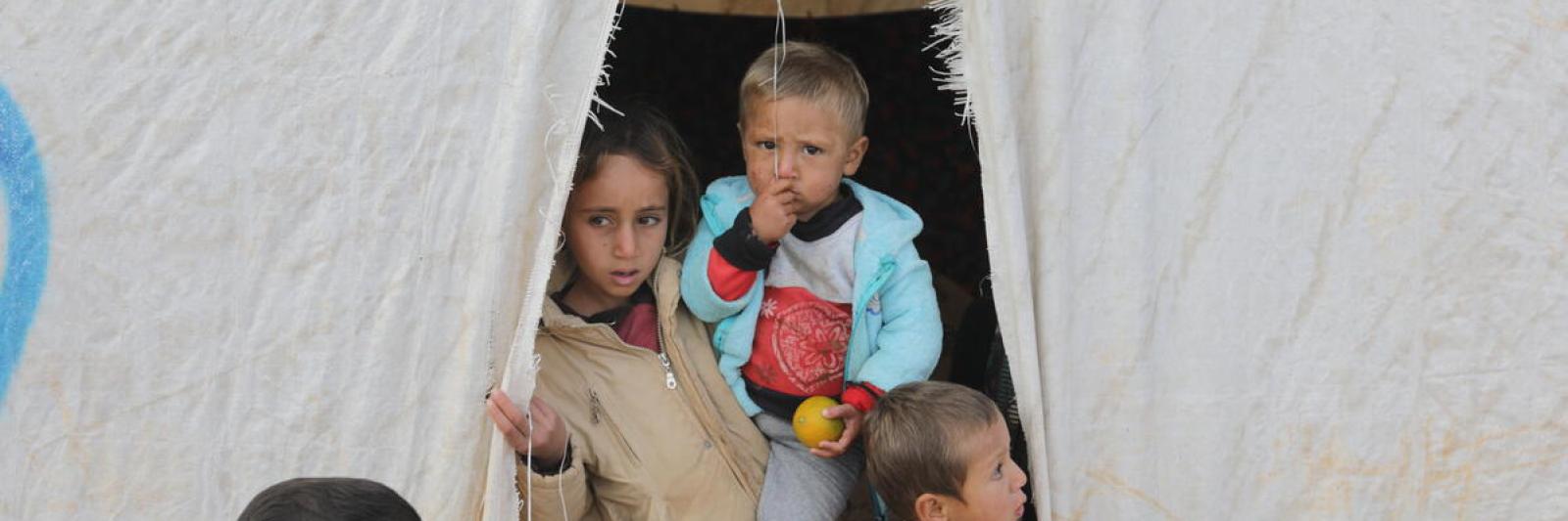 Bambini in una tenda