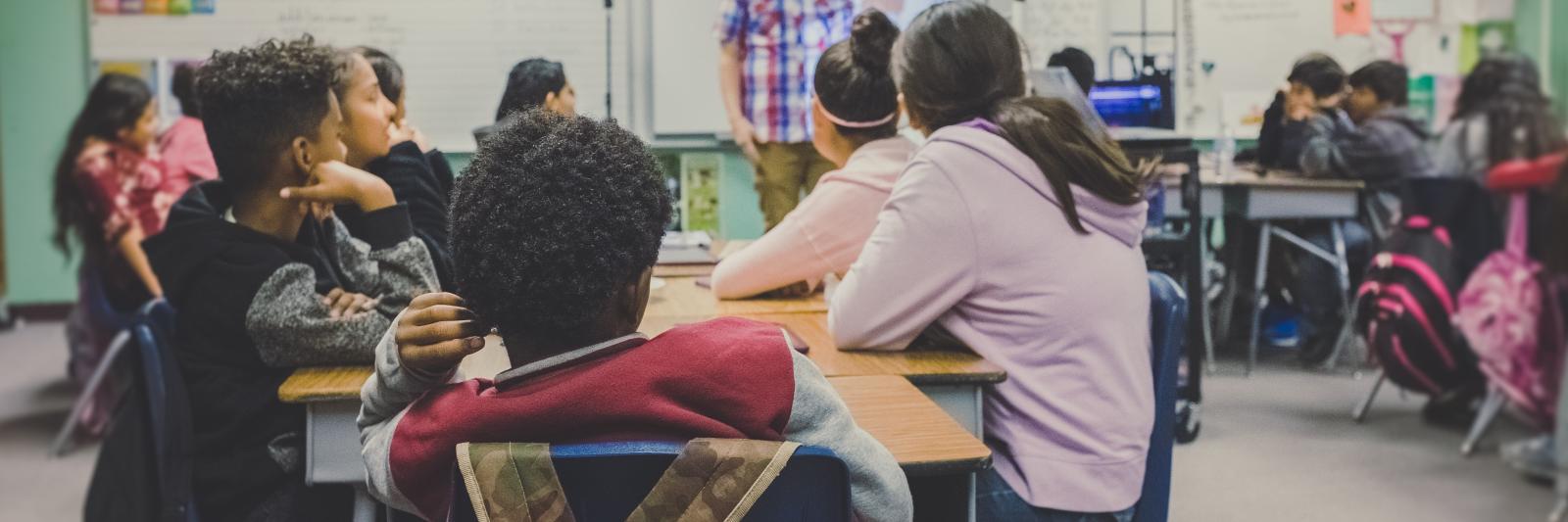 Ragazzi e ragazze che fanno lezione