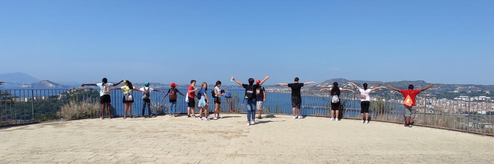 Ragazzi e ragazze che guardano il mare