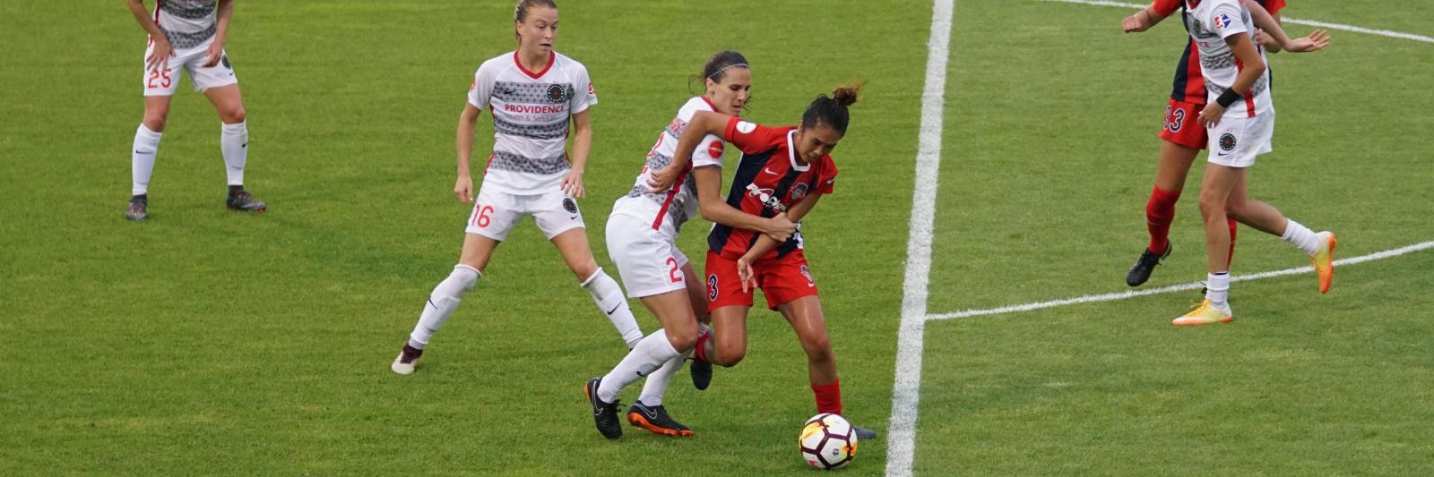 Ragazze che giocano a calcio