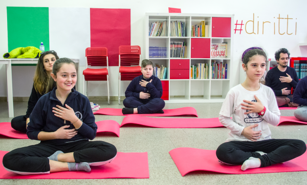 Bambini che fanno yoga