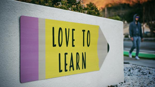 Cartello con scritto "Love to learn"