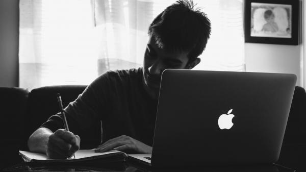 Ragazzo che studia davanti ad un computer