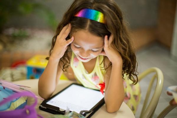 Bambina che guarda qualcosa sul tablet