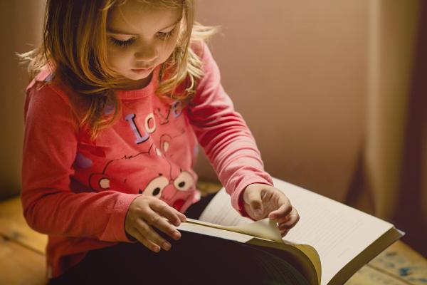 Bambina che legge un libro