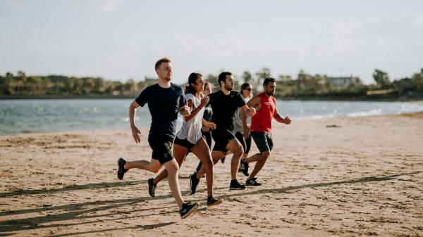 Ragazzi che corrono sulla spiaggia