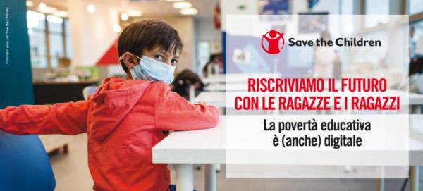 Bambino in mascherina seduto al banco di scuola