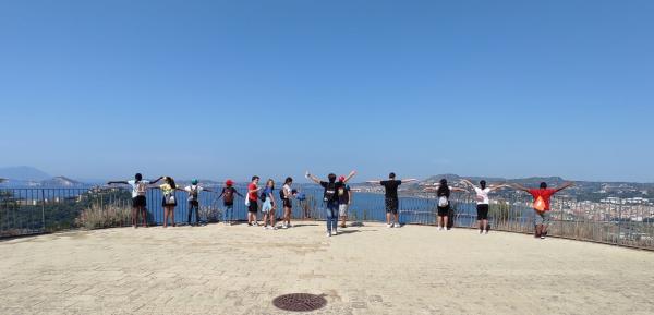 Ragazzi e ragazze che guardano il mare