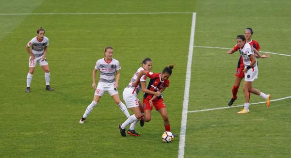 Ragazze che giocano a calcio