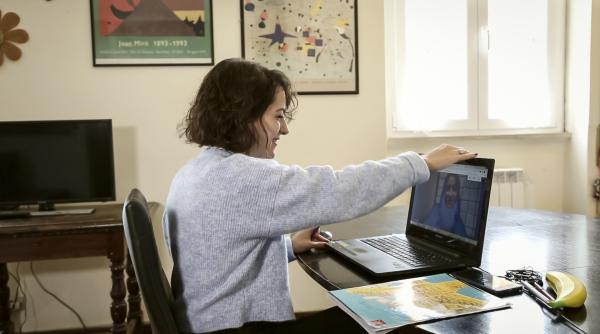 ragazza che parla al computer