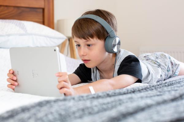 Bambino che guarda l'ipad