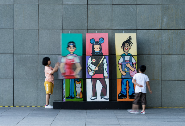 Ragazzi che guardano dei murales