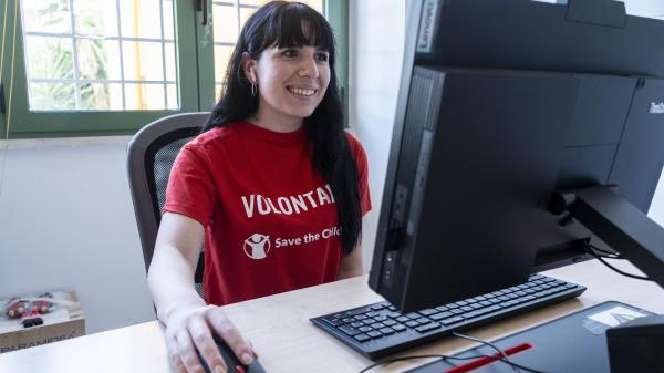 Ragazza che scriver al computer